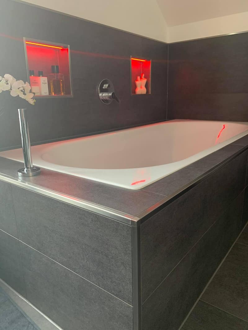 Wanne mit beleuchteten Nischen