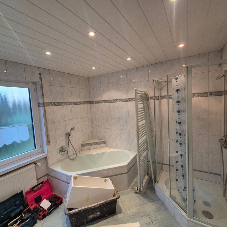 Von der Entkernung zur Walk-in-Dusche – Vorher
