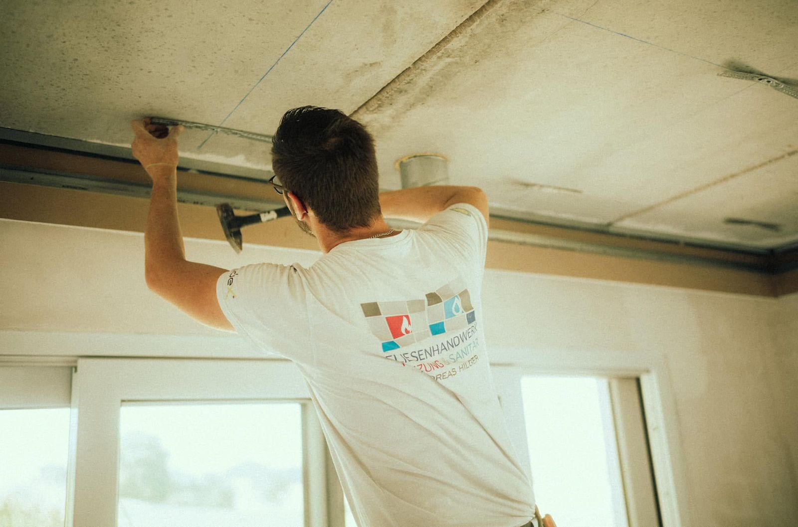 Mitarbeiter bei der Montage an der Decke