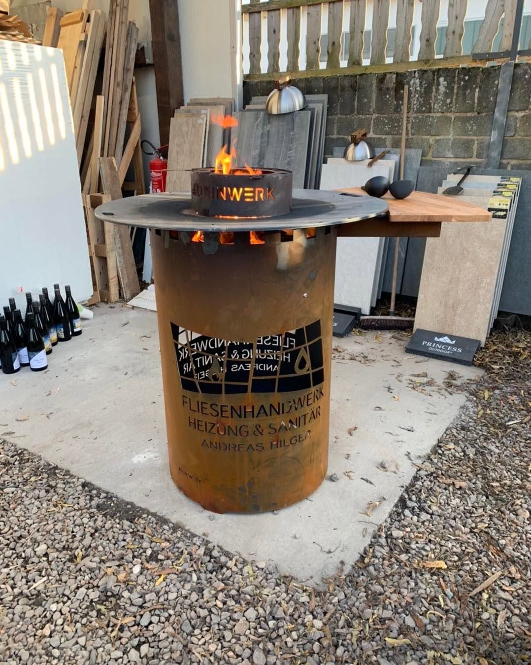 Feuertonne mit Firmenlogo
