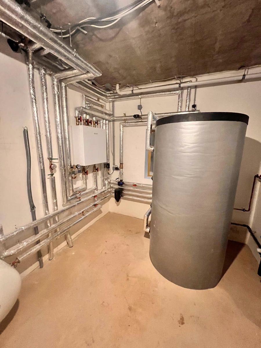Heizraum mit Speicher und Verrohrung