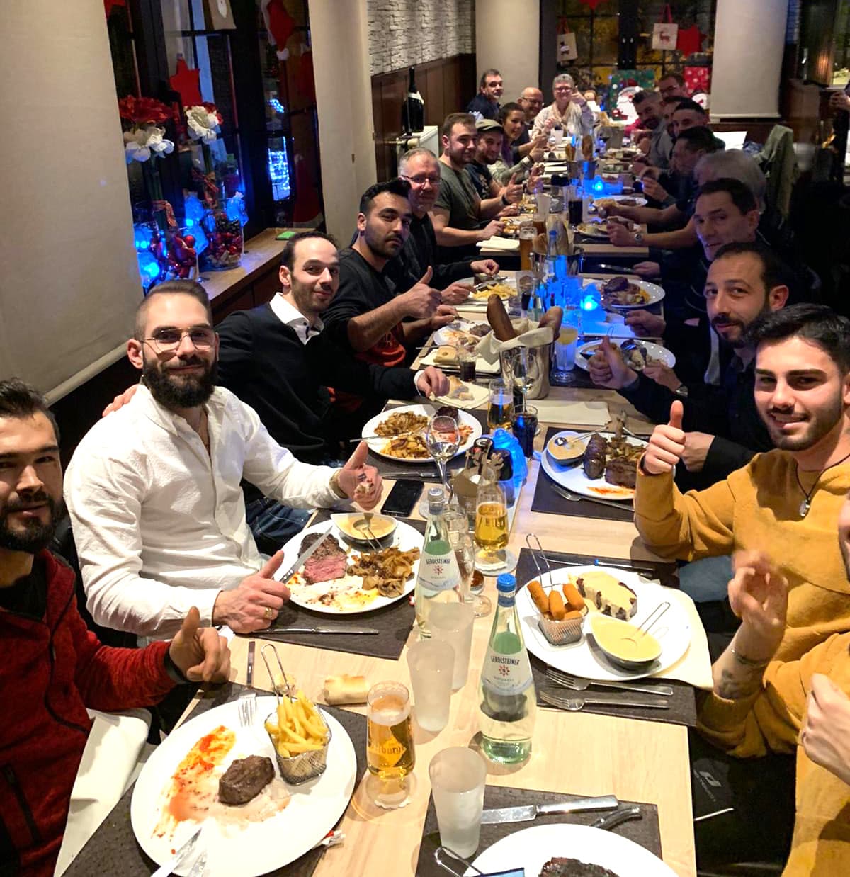 Das Team bei einem gemeinsamen Essen