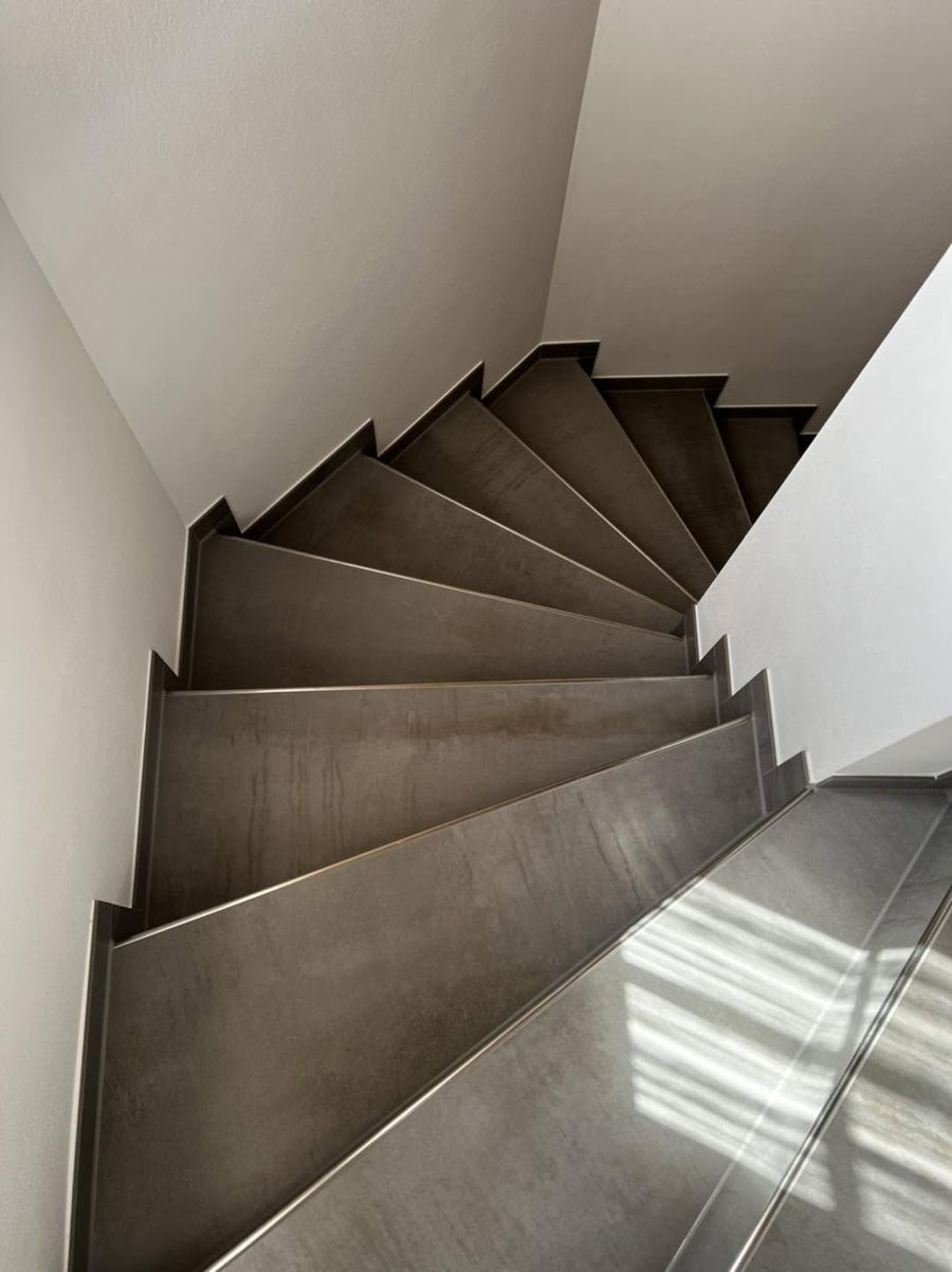 Geflieste Treppen – Aus dem „halben Haus“, 2022