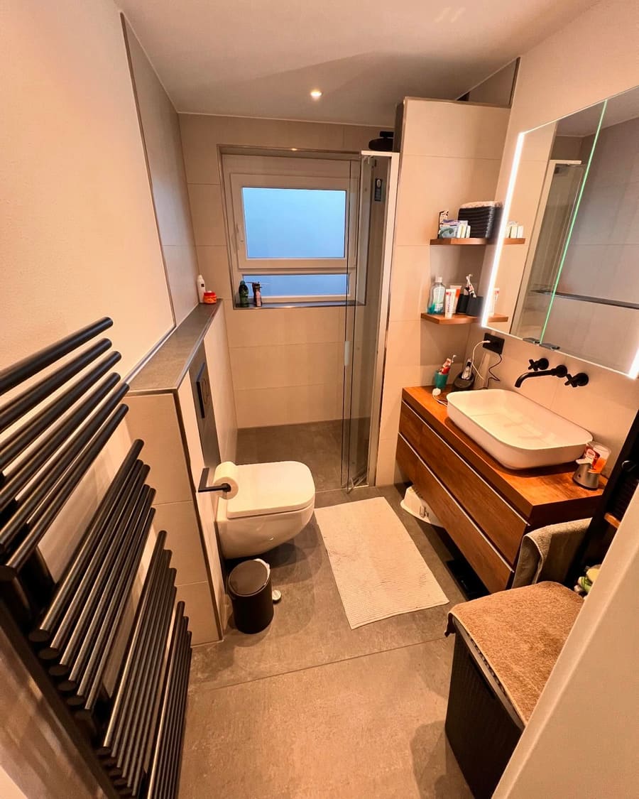 Nachher: bodengleiche Dusche, Wand-WC, Waschtisch mit Spiegelschrank