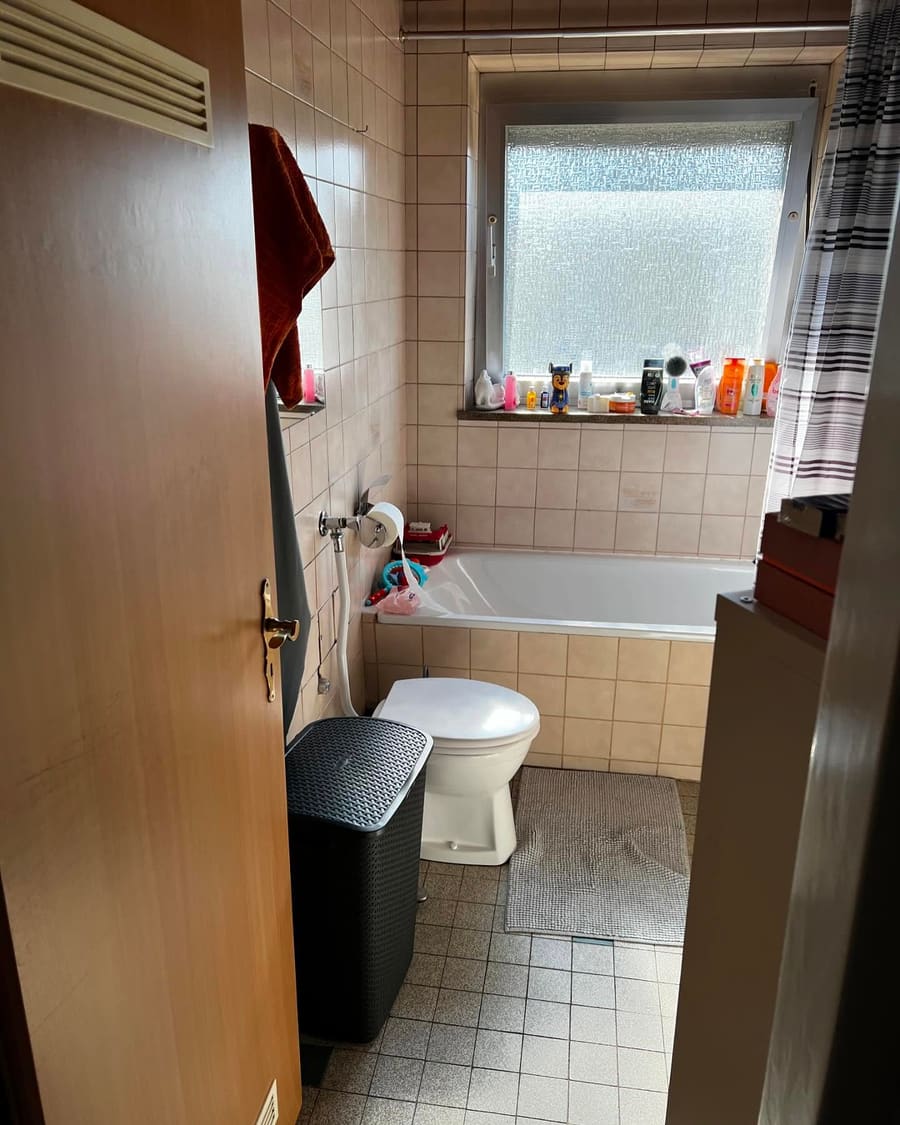 Vorher: Bad mit Wanne, Duschvorhang und kleinen Fliesen