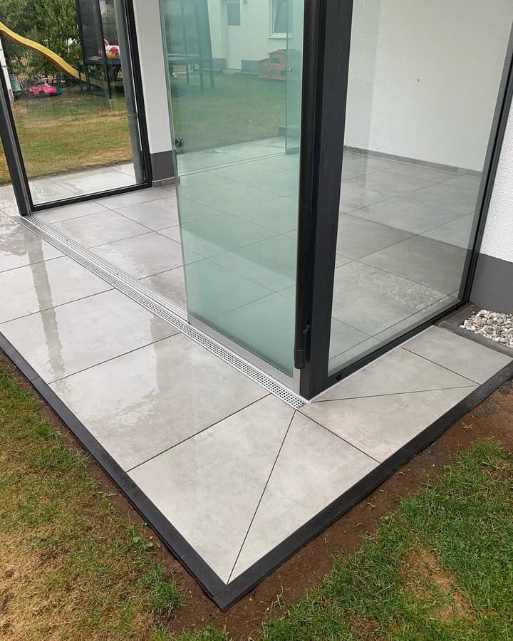 Ecke mit Randeinfassung und Drainagerinne
