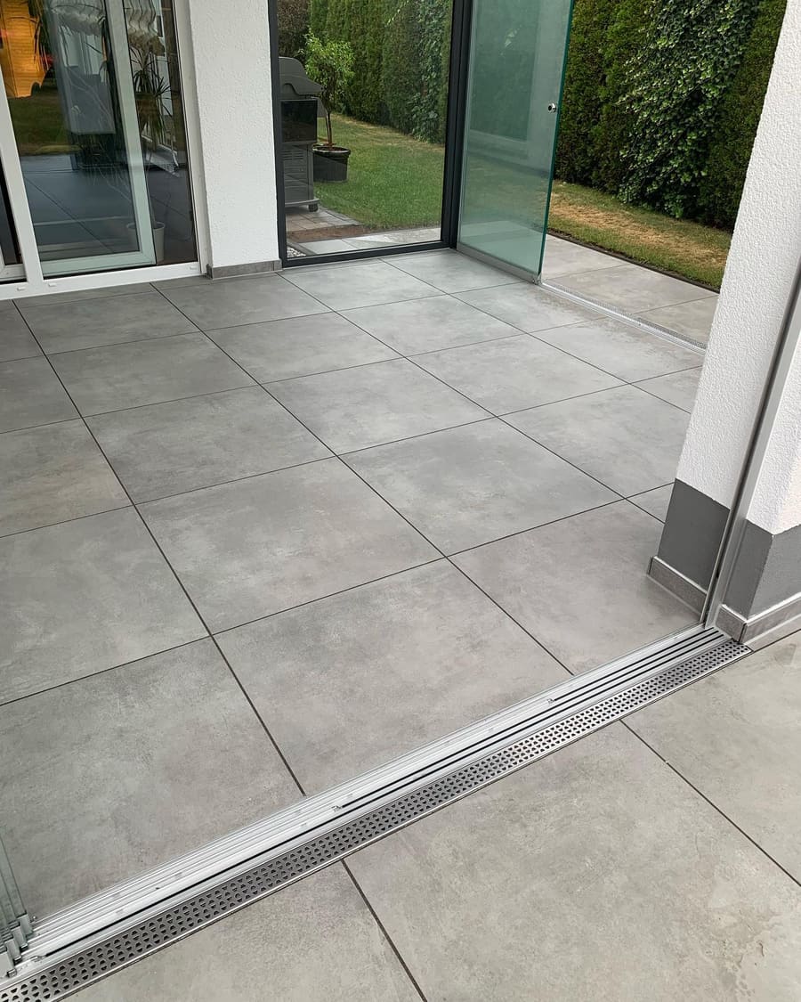 Drainagerinne entlang der Glasfront